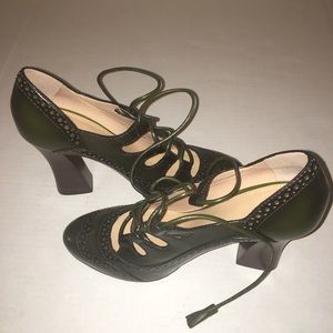 Tory Burch Women’s Dark Academia Lace Up Robin Green/Black. 4 1/2 inches size 9
